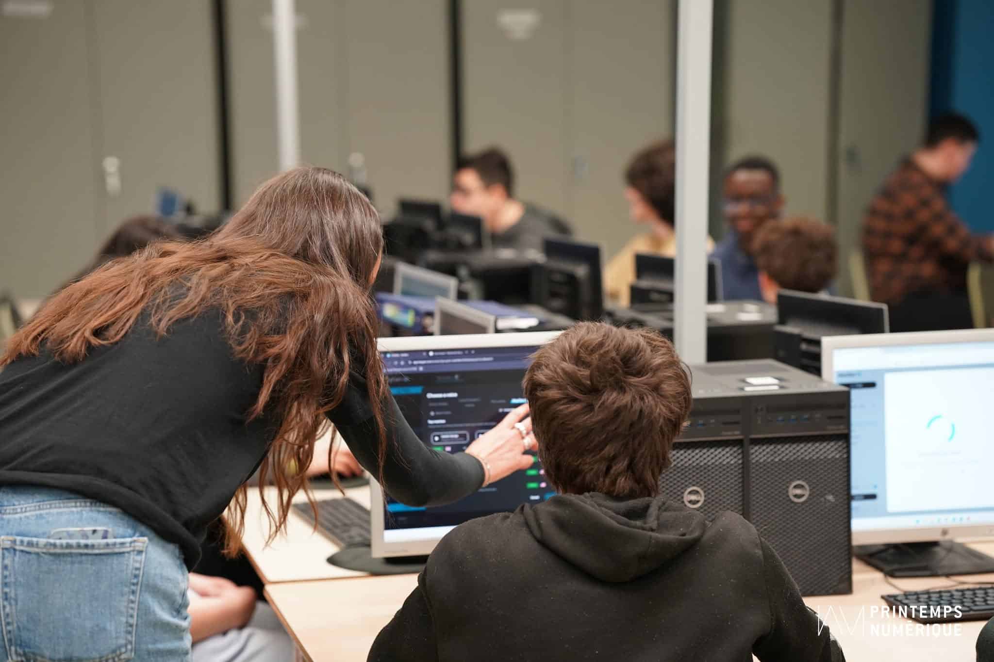 Donner aux jeunes les clés pour comprendre et agir dans un monde numérique 